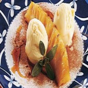 Receita de Abacaxi caramelado com sorvete