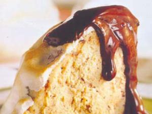 Receita de Bolo de sorvete ao merengue com calda de chocolate