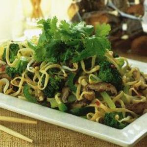 Receita de Chow mein com carne de porco e legumes