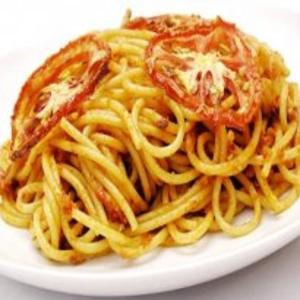 Receita de Espaguete ao molho de tomate assado e alho