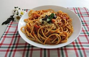 Receita de Espaguete ao Molho Vermelho e Pesto de Manjericão