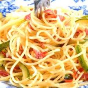 Receita de Espaguete ao Pesto e ao Molho de Abobrinha