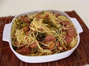 Receita de Espaguetinho com brócolis e calabresa