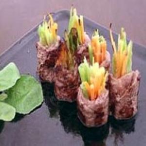 Receita de Gyuniku Yasai-Maki (Rolinho de Carne com Vegetais)