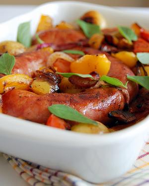 Receita de Linguiças assadas com tomates, pimentões e batata