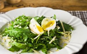 Receita de Ovos com salada de rúcula e parmesão