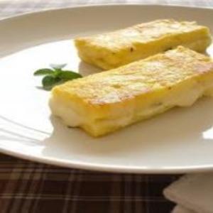 Receita de Polenta grelhada recheada com queijo e manjericão