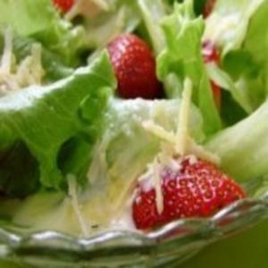 Receita de Salada com morangos e molho de requeijão