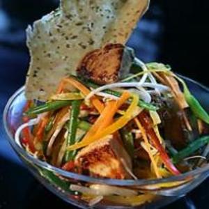Receita de Salada de atum grelhado com juliana de legumes crocant