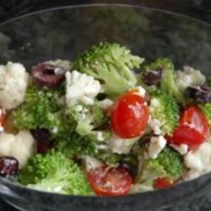 Receita de Salada de brócolis e couve-flor com queijo feta