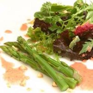 Receita de Salada de Folhas com Aspargos e Macadâmia
