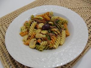 Receita de Salada de macarrão com cogumelos e azeitonas