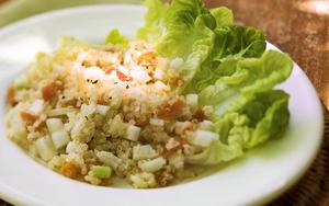 Receita de Salada de quinoa com folhas verdes e damasco seco