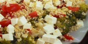 Receita de Salada de Quinua com brócolis e queijo fresco simples