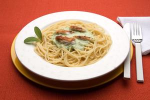 Receita de Spaghetti ao Molho de Agrião e Lascas de Peixe