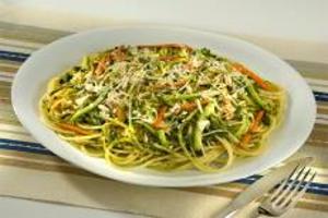Receita de Spaghetti ao Pesto de Manjericão com Legumes Sauté