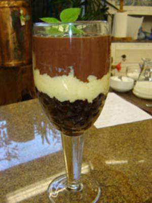 Receita de Taça de Ameixa com creme e chocolate
